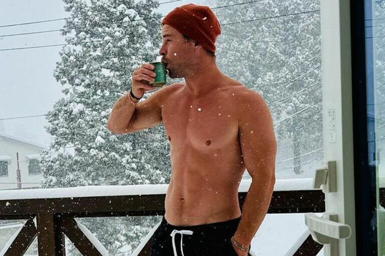 Chris Hemsworth torse nu dans la neige pendant ses vacances au Japon