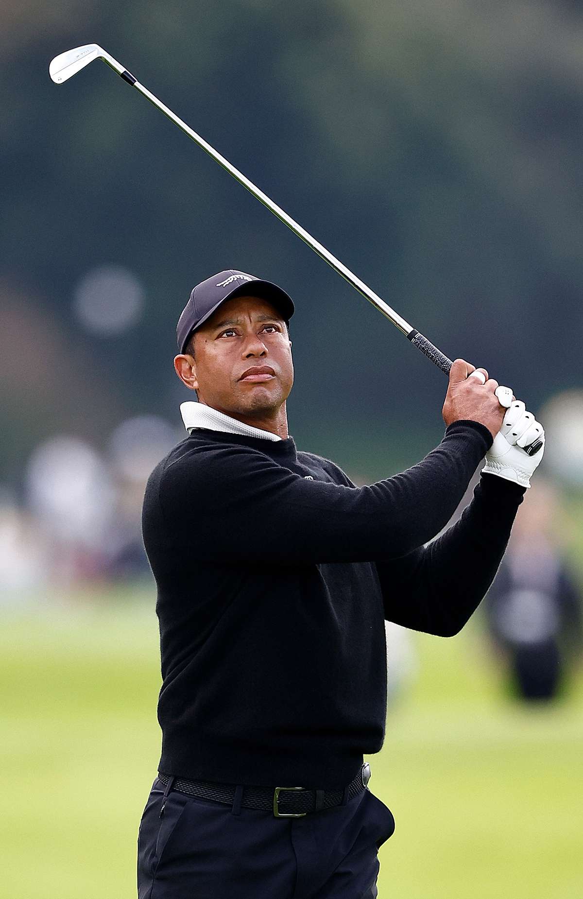 L'Américain Tiger Woods joue un tir au neuvième trou lors d'un pro-am avant le Genesis Invitational au Riviera Country Club le 14 février 2024 à Pacific Palisades, en Californie.