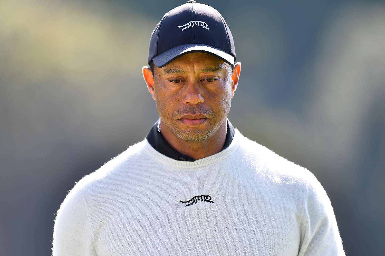 Tiger Woods s'occupe d'avoir raté un putt lors du premier tour du Genesis Invitational le 15 février 2024, au Riviera Country Club de Pacific Palisades, en Californie.