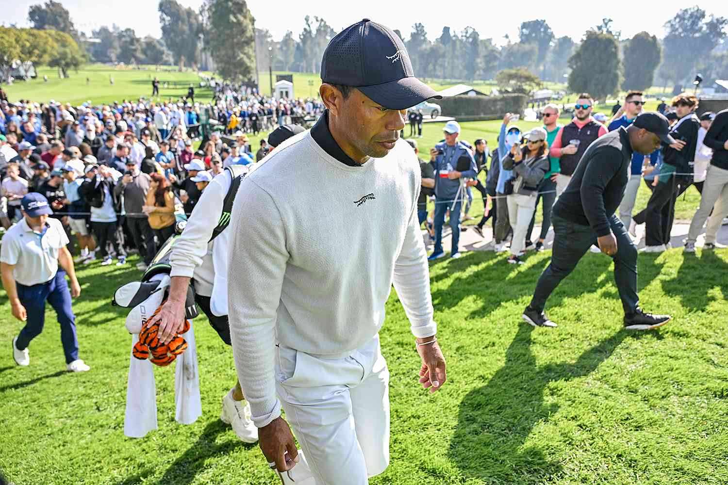 Tiger Woods se dirige vers le tee du troisième trou lors du premier tour du Genesis Invitational au Riviera Country Club le 15 février 2024 à Pacific Palisades, en Californie. 