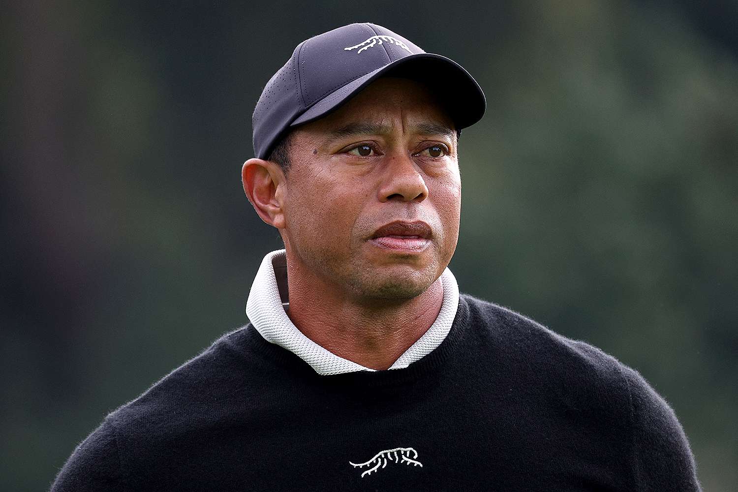Tiger Woods, des États-Unis, débute sur le deuxième trou lors d'un pro-am avant le Genesis Invitational au Riviera Country Club le 14 février 2024 à Pacific Palisades, en Californie.