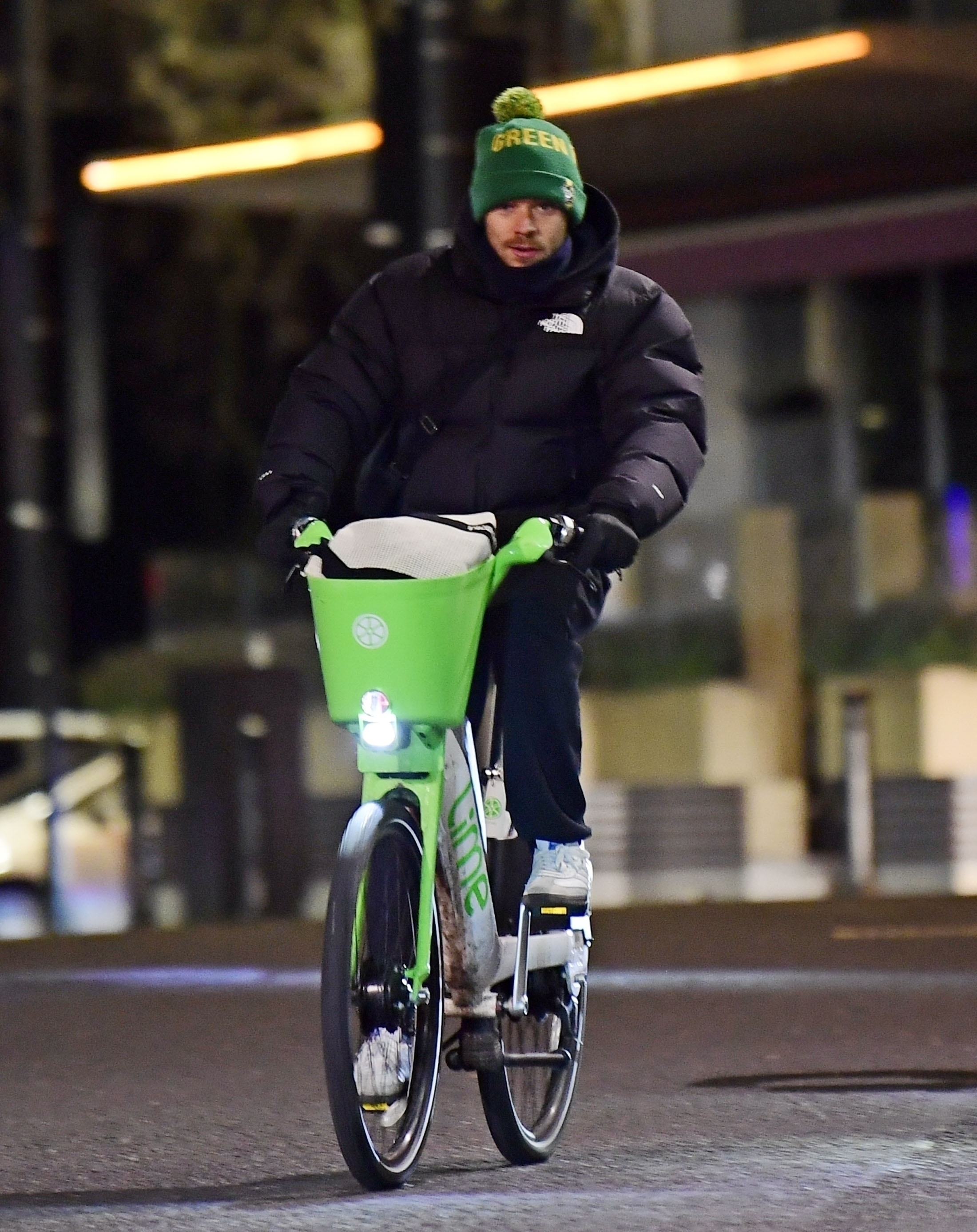 Harry Styles faisant du vélo