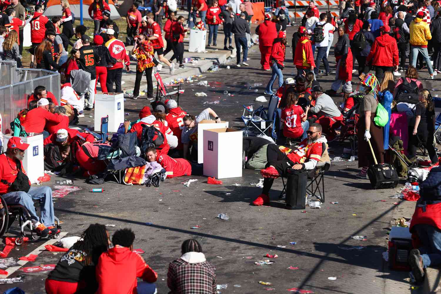   Des gens se mettent à couvert lors d'une fusillade à la gare Union lors du défilé de la victoire du Super Bowl LVIII des Kansas City Chiefs, le 14 février 2024 à Kansas City, Missouri.