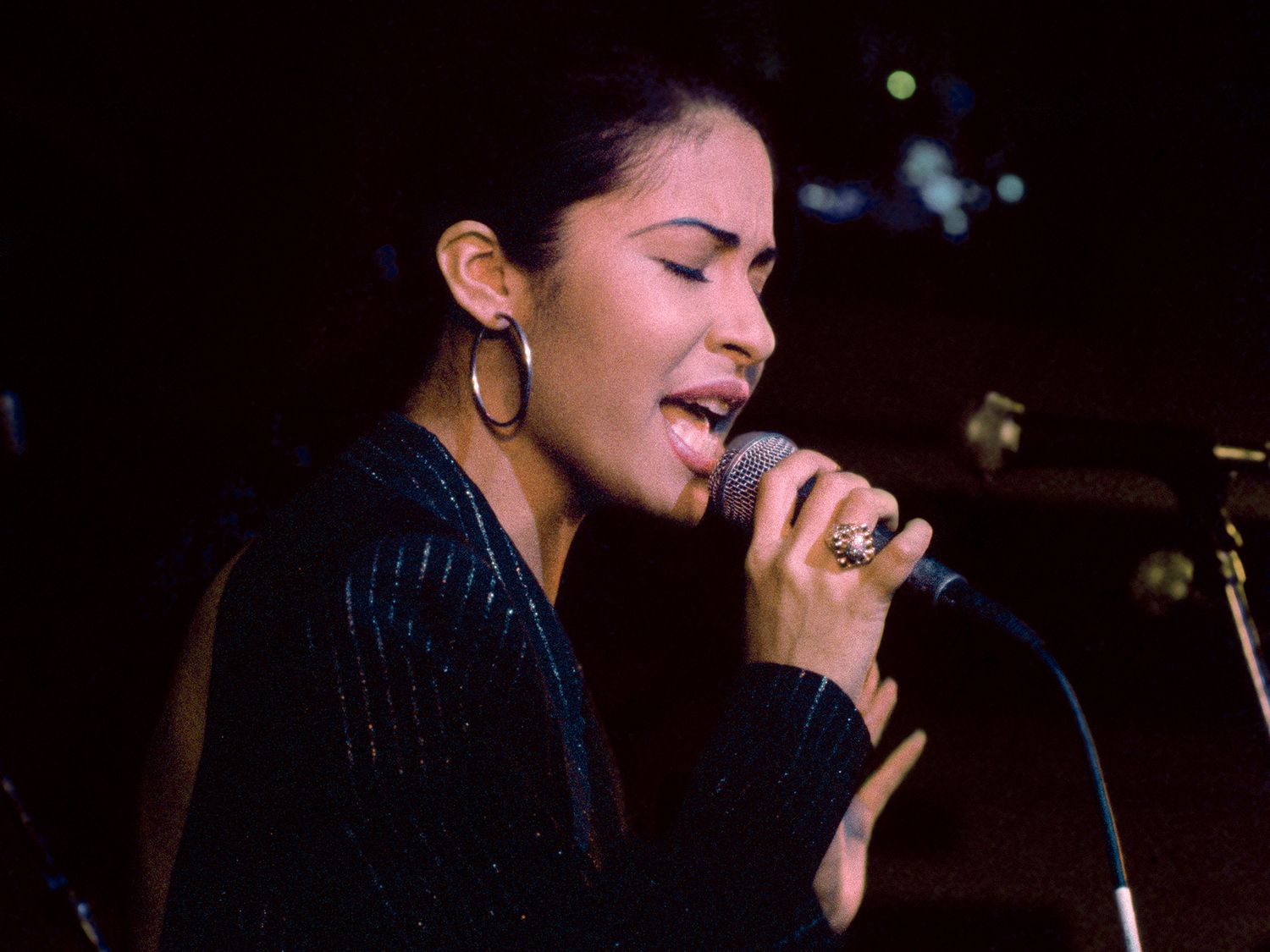 Selena (Quintanilla) se produit à l'ouverture du Hard Rock Café le 12 janvier 1995 à San Antonio, Texas