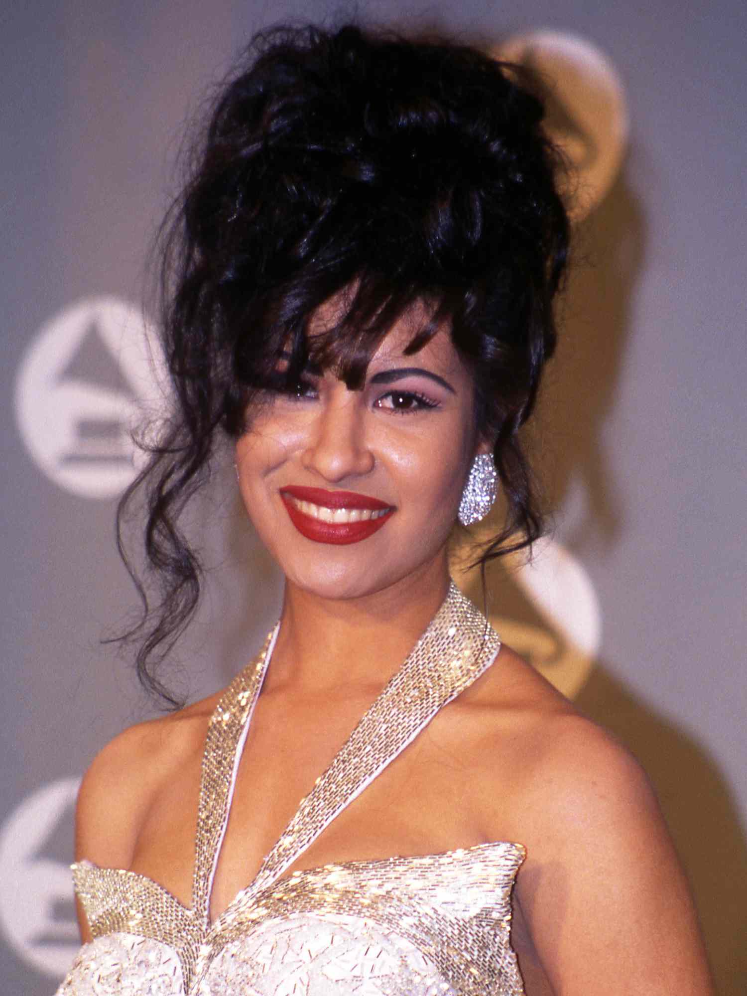 Selena dans la salle de presse lors des Grammy Awards 1994 à New York, New York