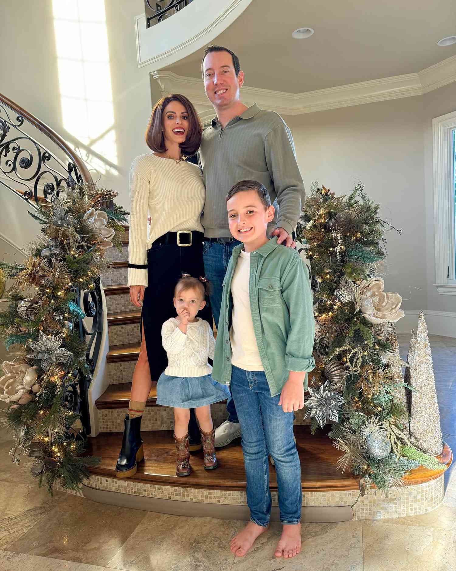 Kyle Busch et Samantha Busch avec leurs enfants Brexton et Lennix. 