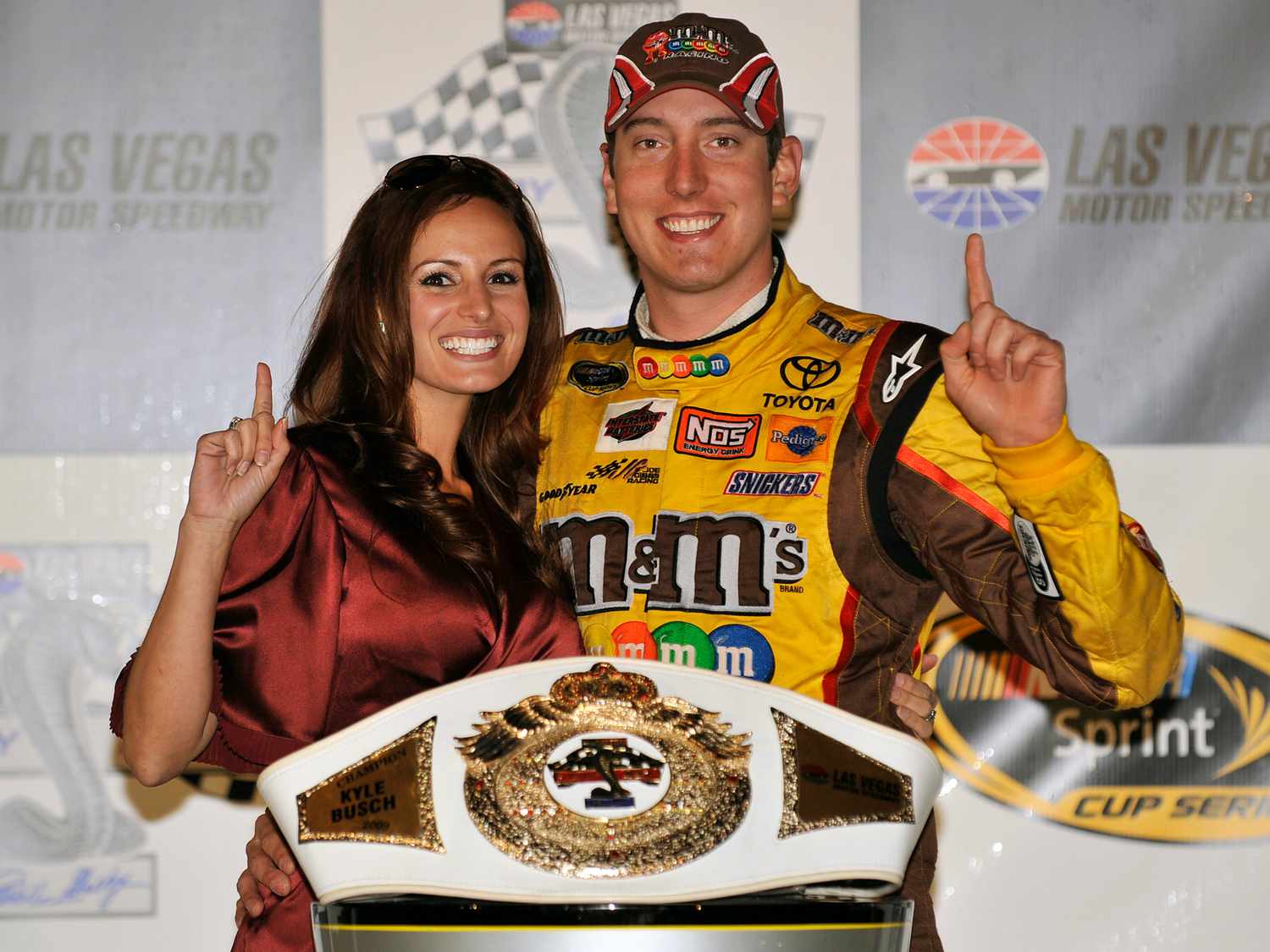 Kyle Busch et Samantha Busch après la course Shelby 427 Sprint Cup Series le 1er mars 2009 à Las Vegas, Nevada.