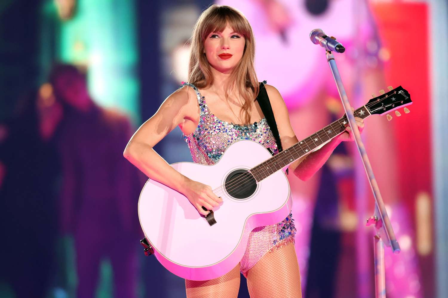 Taylor Swift se produit sur scène pour la soirée d