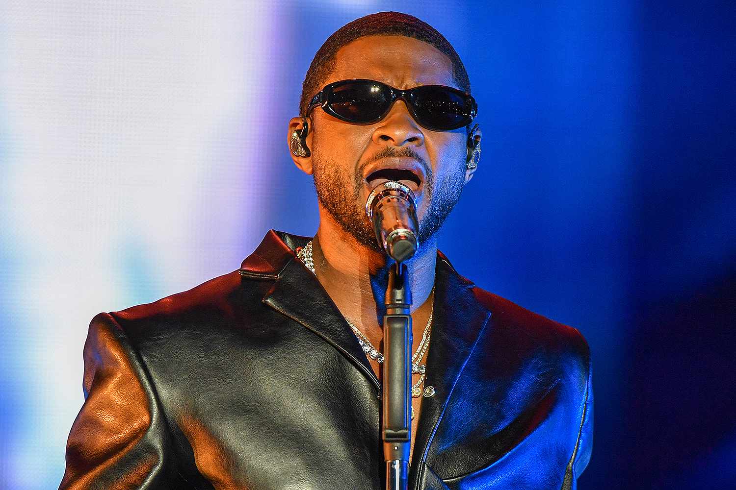 Usher se produit sur scène lors du festival de musique Lovers & Friends au Las Vegas Festival Grounds le 6 mai à Las Vegas.