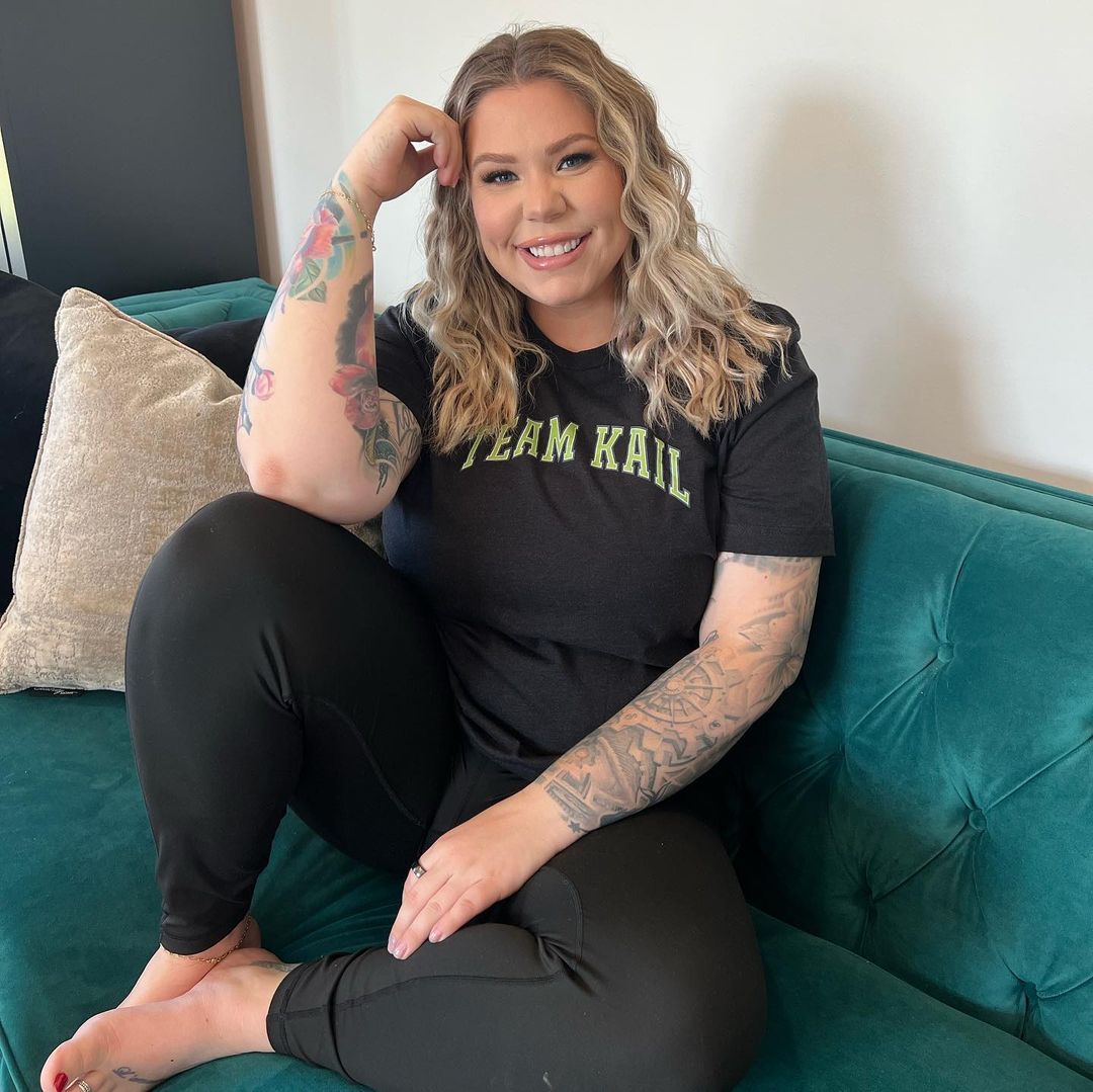 Kailyn Lowry assise sur une chaise.