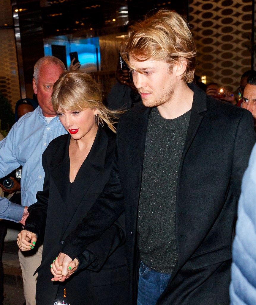 Taylor Swift tient la main de Joe Alwyn