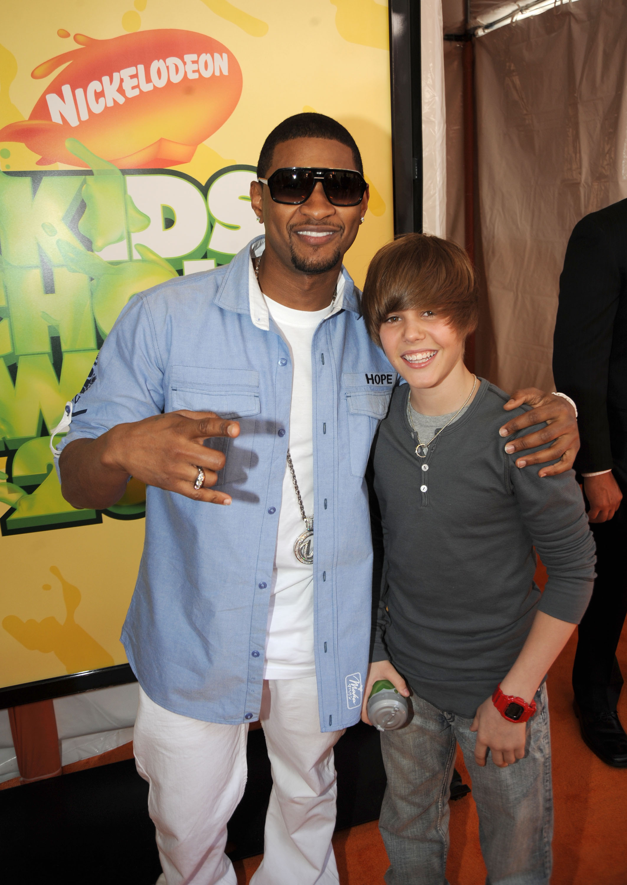 Usher et Justin Bieber arrivent aux Kids' Choice Awards 2009 de Nickelodeon.