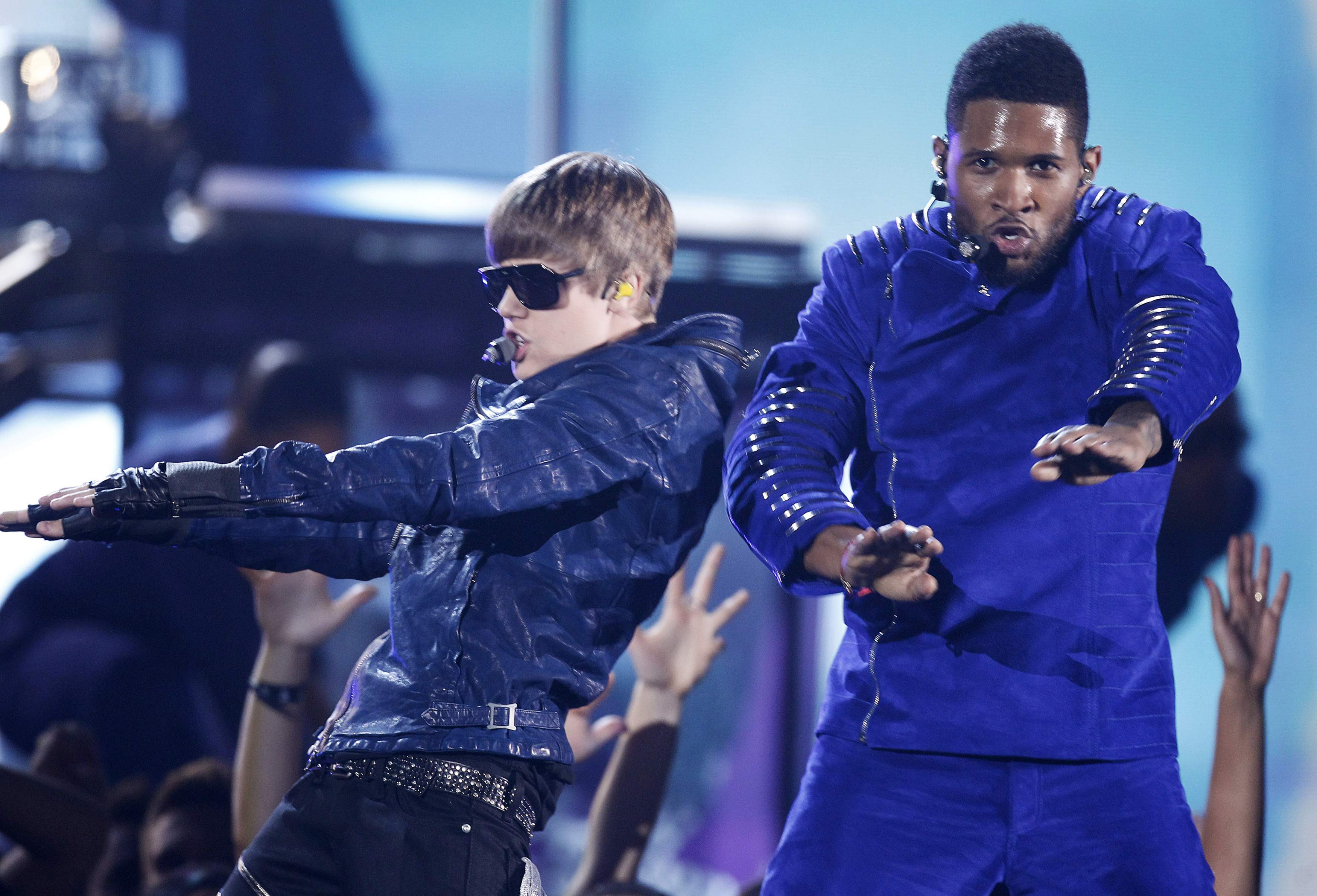 Justin Bieber (à gauche) et Usher interprètent "OMG".