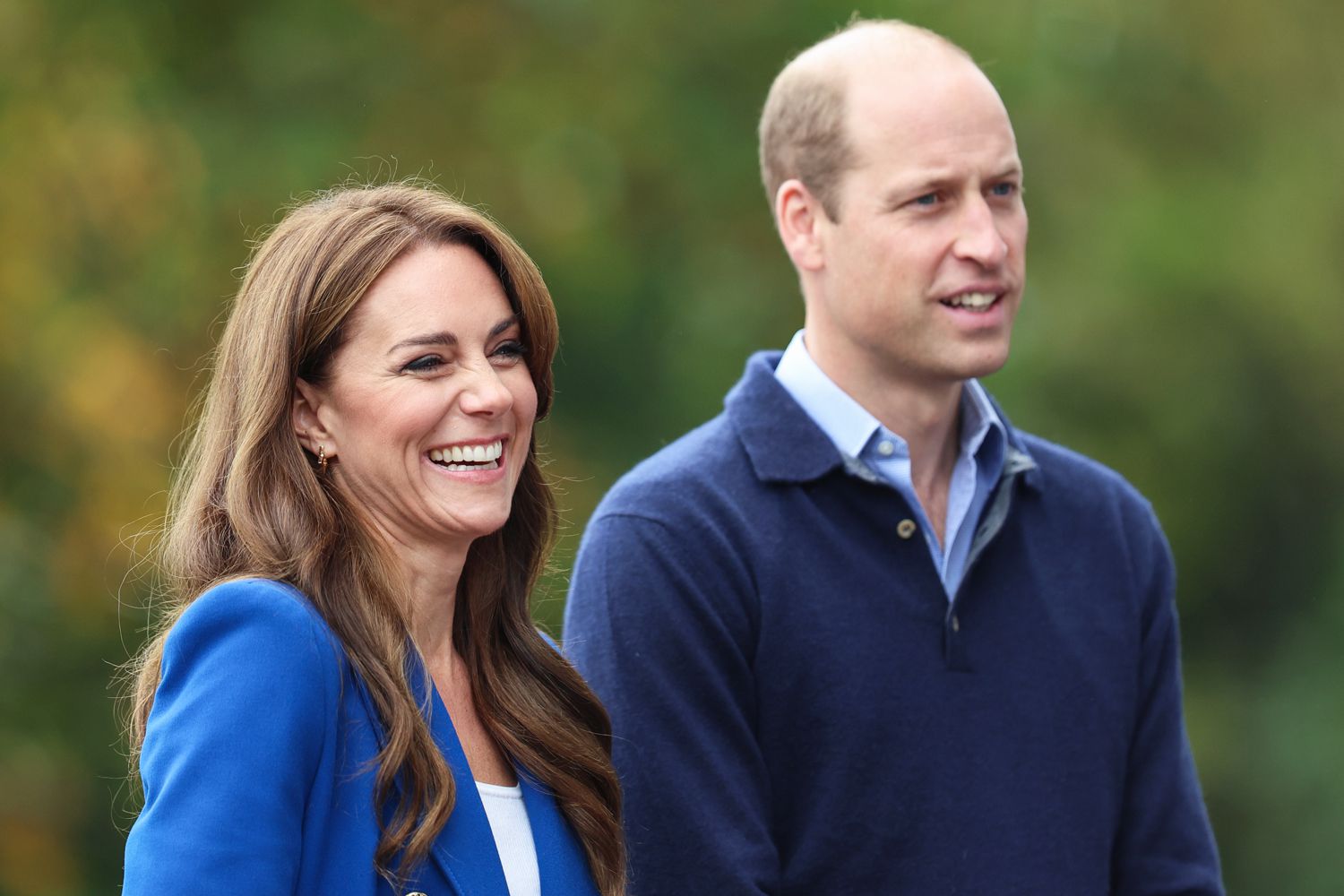 Catherine, princesse de Galles et prince William, prince de Galles sourient alors qu'ils arrivent pour leur visite à SportsAid au centre sportif national de Bisham Abbey pour marquer la Journée mondiale de la santé mentale le 12 octobre 2023.