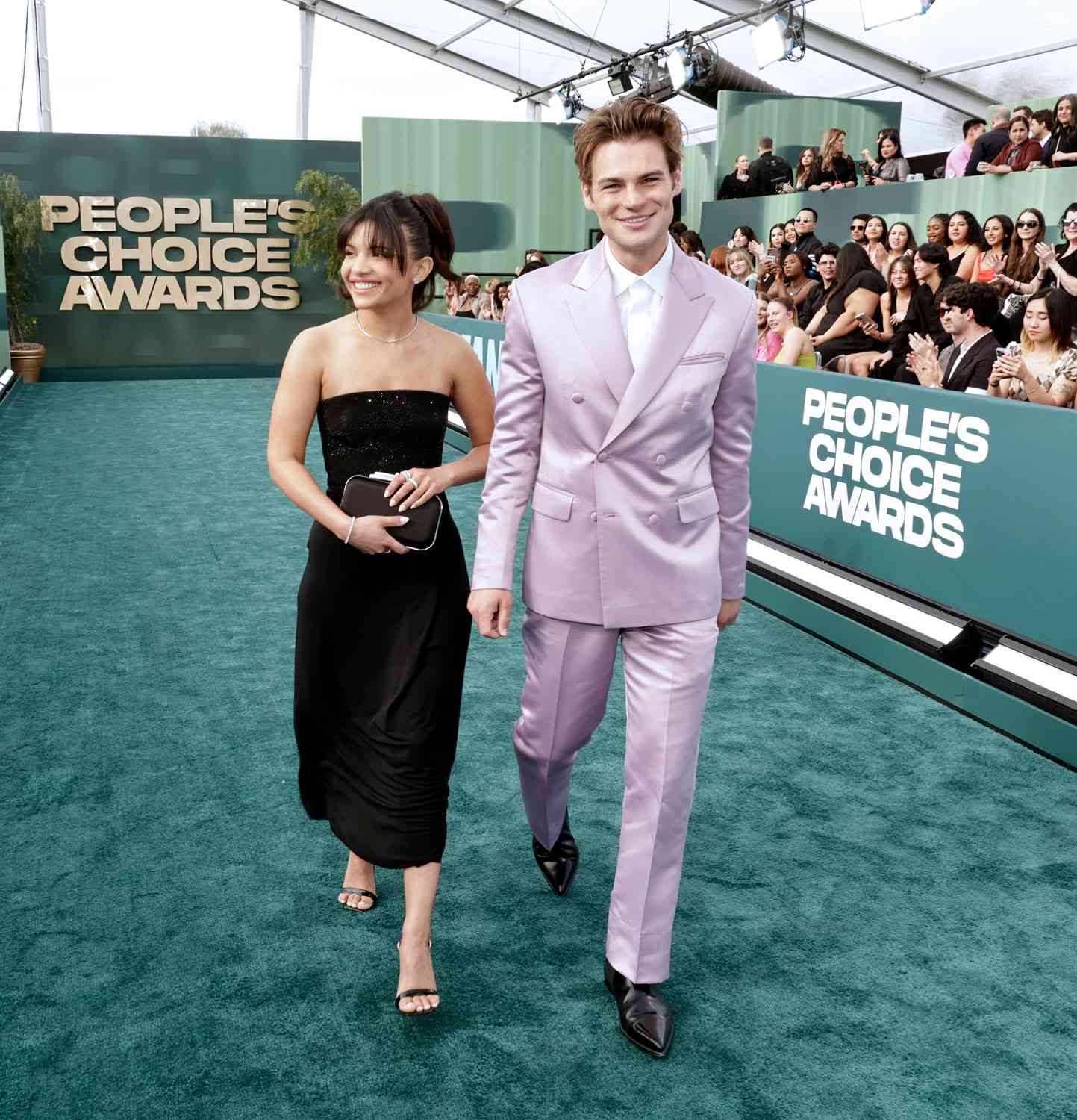 Nikki Rodriguez et Noah LaLonde arrivent aux People's Choice Awards 2024 qui se tiennent au Barker Hangar le 18 février 2024 à Santa Monica, en Californie.