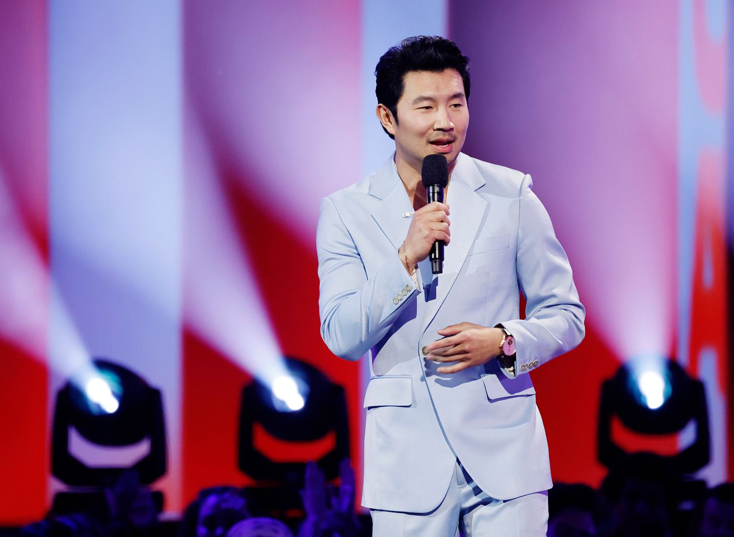L'animatrice Simu Liu s'exprime sur scène lors de la cérémonie des Peoples Choice Awards 2024