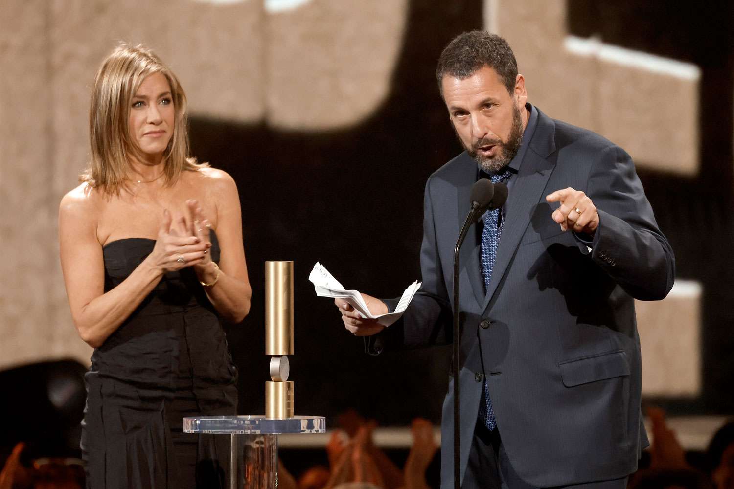 Jennifer Aniston remet à Adam Sandler le People's Icon Award sur scène lors des People's Choice Awards 2024 qui se tiennent au Barker Hangar le 18 février 2024 à Santa Monica, en Californie.