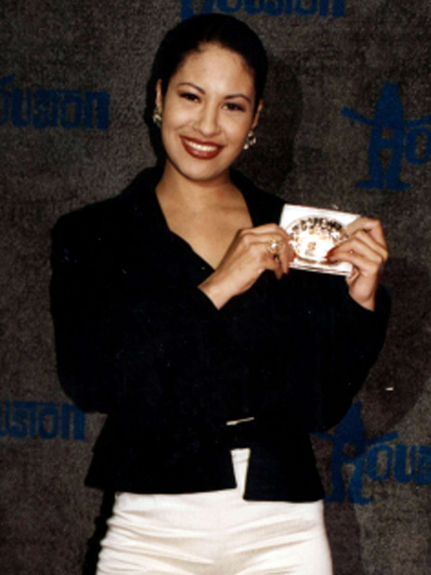 Selena dans les coulisses du Houston Livestock Show & Rodeo à l'Astrodome de Houston, Houston, Texas, le 26 février 1995.