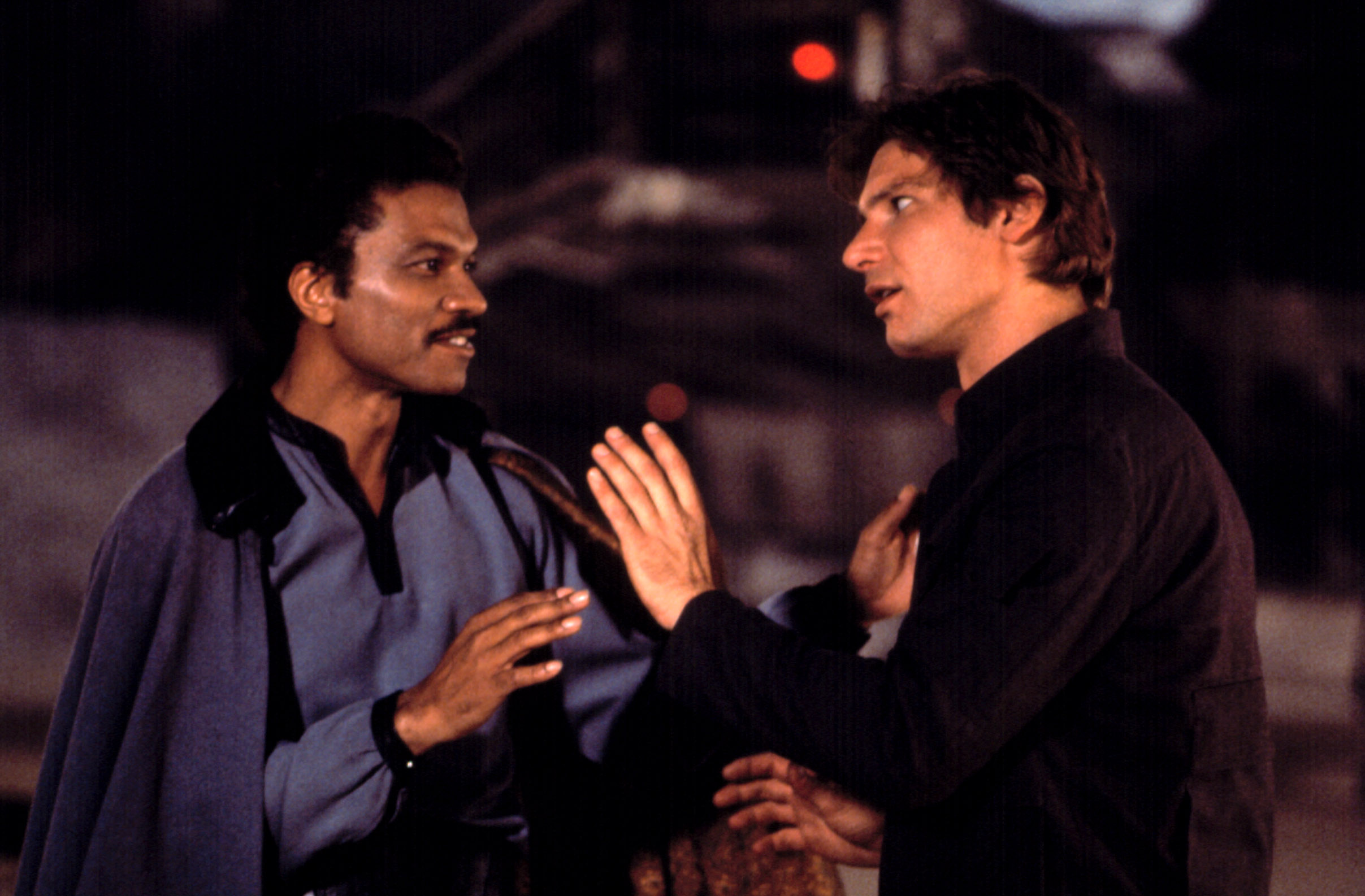 Billy Dee Williams, dans le rôle de Lando Calrissian, discute avec Harrison Ford, dans le rôle de Han Solo, dans "L