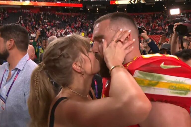 Travis Kelce embrasse Taylor Swift sur le terrain après la victoire du Super Bowl 2024