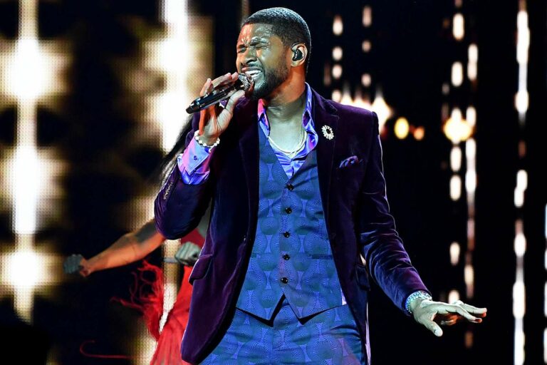 Usher sur la seule chose dont il se souvient de son camée au Super Bowl 2011 : “Ma main s’est prise dans le fil”