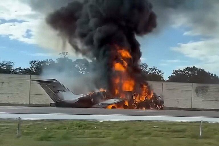 Deux morts après le crash d’un petit avion et l’incendie sur une autoroute de Floride
