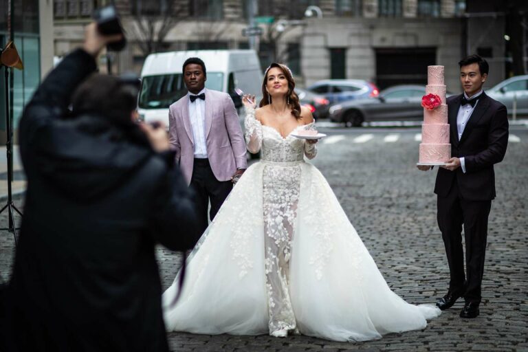 Torrey DeVitto, ancienne étudiante de Chicago Med, éblouit en blanc lors d’une séance photo de mariée à New York – Voir les magnifiques photos