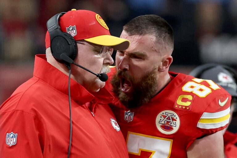 Travis Kelce est frustré et rencontre l’entraîneur Andy Reid après que les Chiefs aient échappé pendant le Super Bowl 2024
