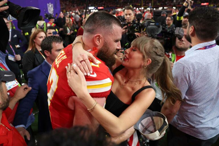 Chaque photo de Taylor Swift et Travis Kelce célébrant la victoire des Chiefs au Super Bowl 2024