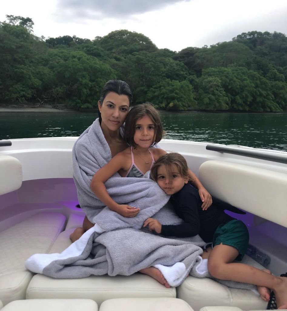 Kourtney Kardashian avec ses deux enfants aînés