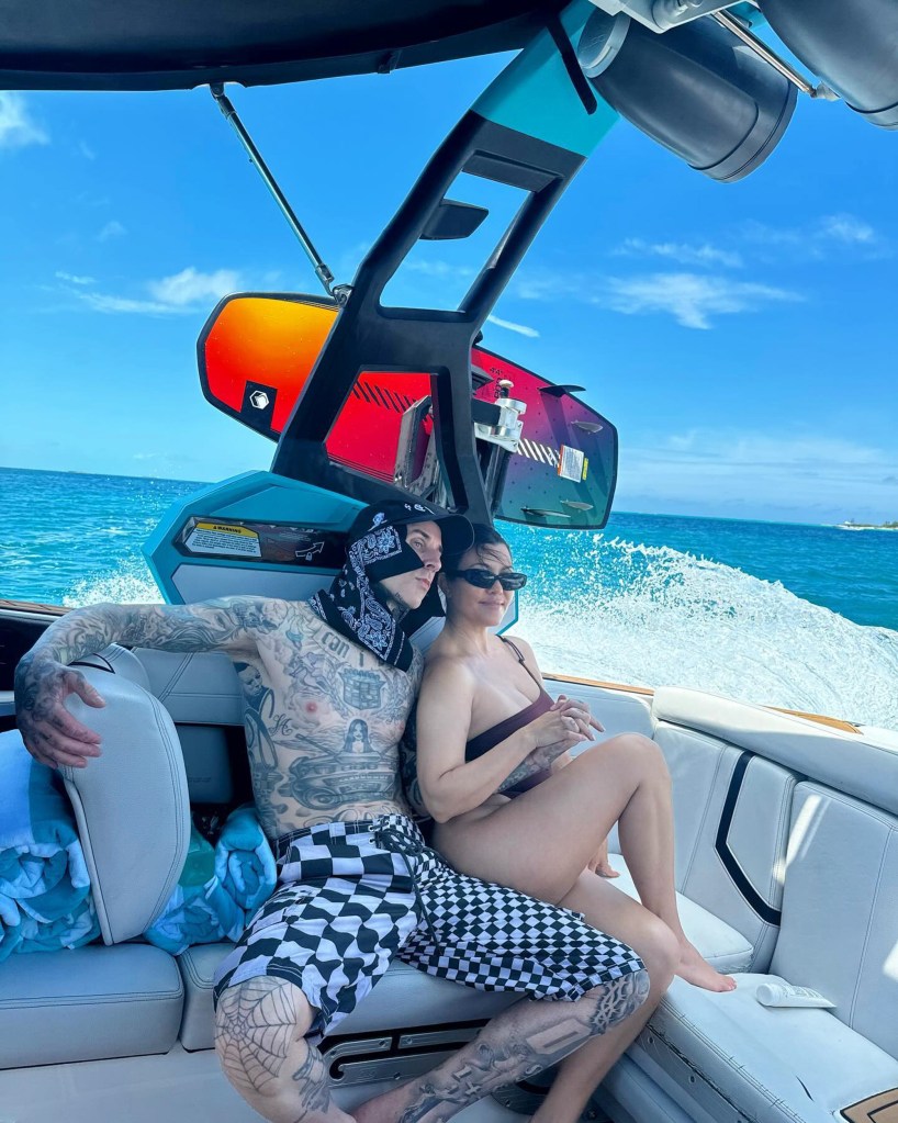 Kourtney Kardashian et Travis Barker sur un bateau