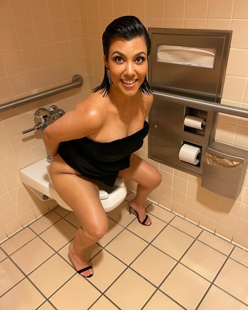 Kourtney Kardashian aux toilettes
