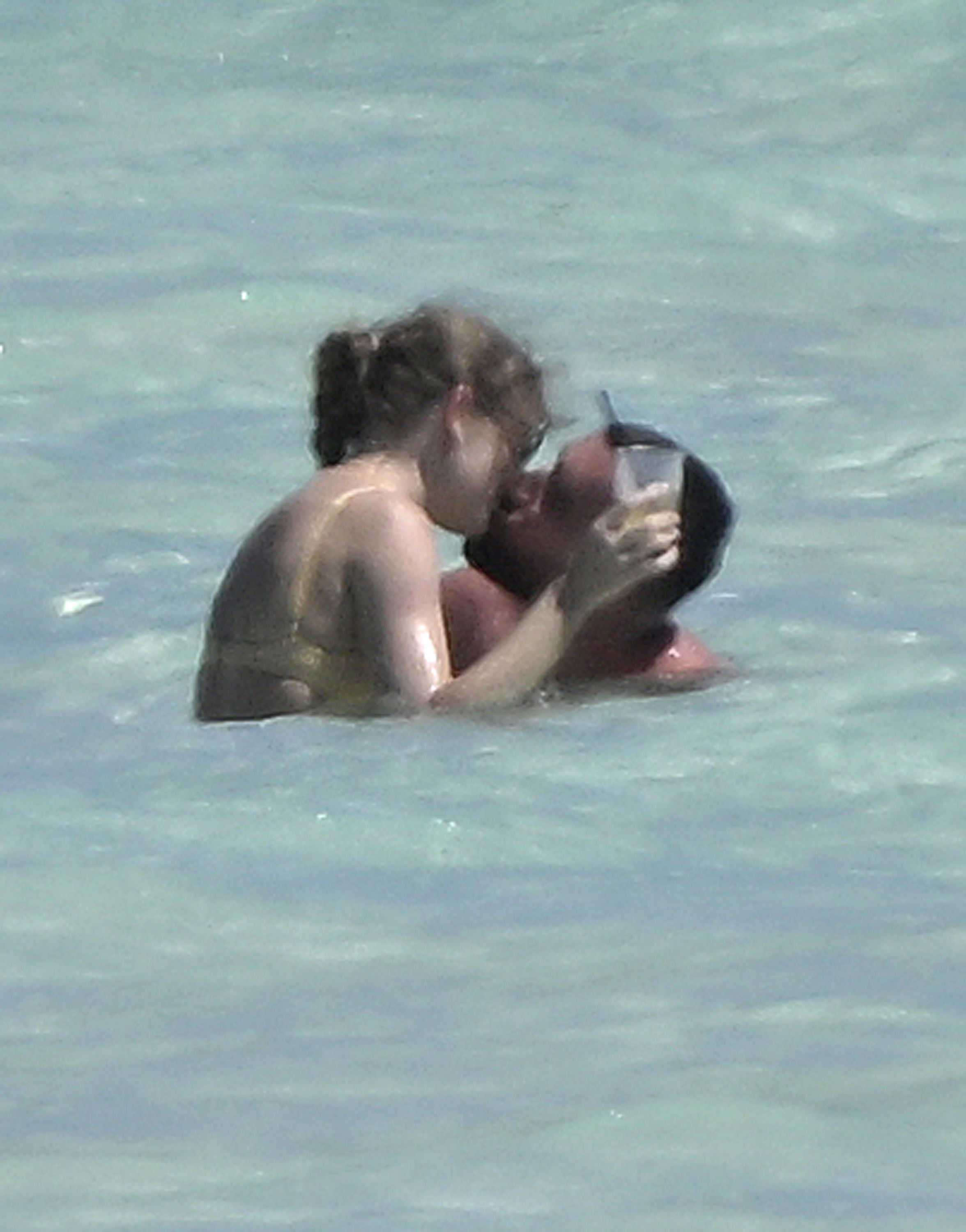 Taylor Swift et Travis Kelce s'embrassent dans l'océan
