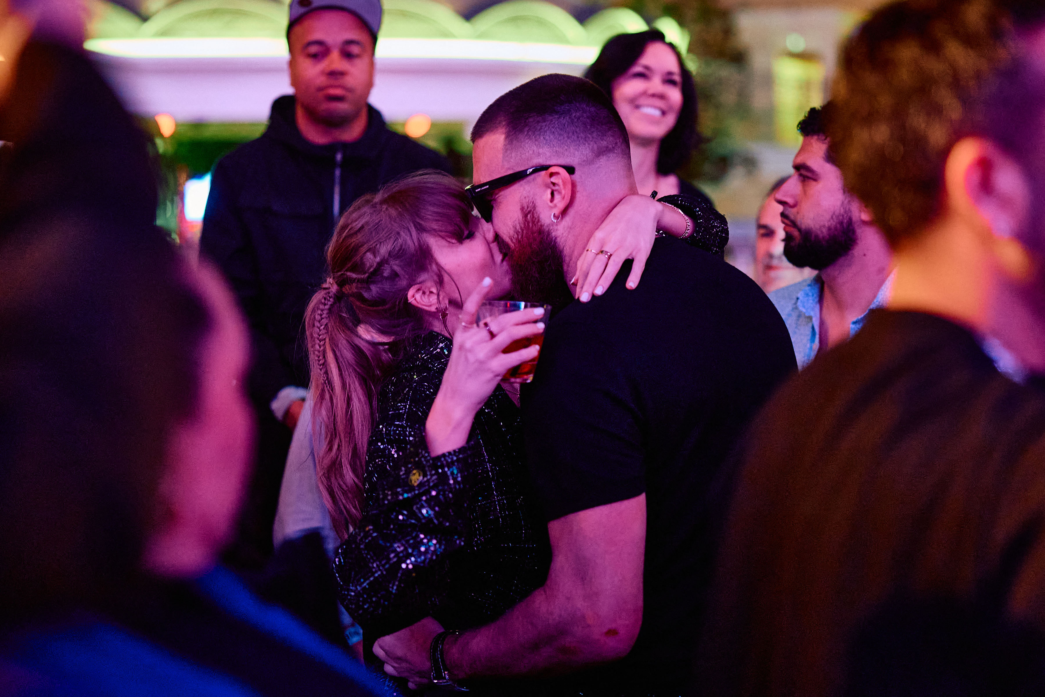 Taylor Swift et Travis Kelce s'embrassent