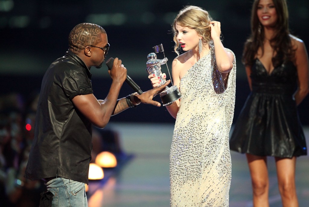 Taylor Swift et Kanye West aux VMA 2009. 