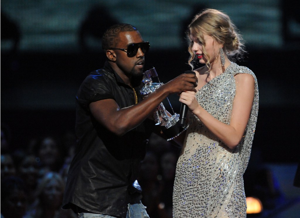 Taylor Swift et Kanye West aux VMA 2009. 