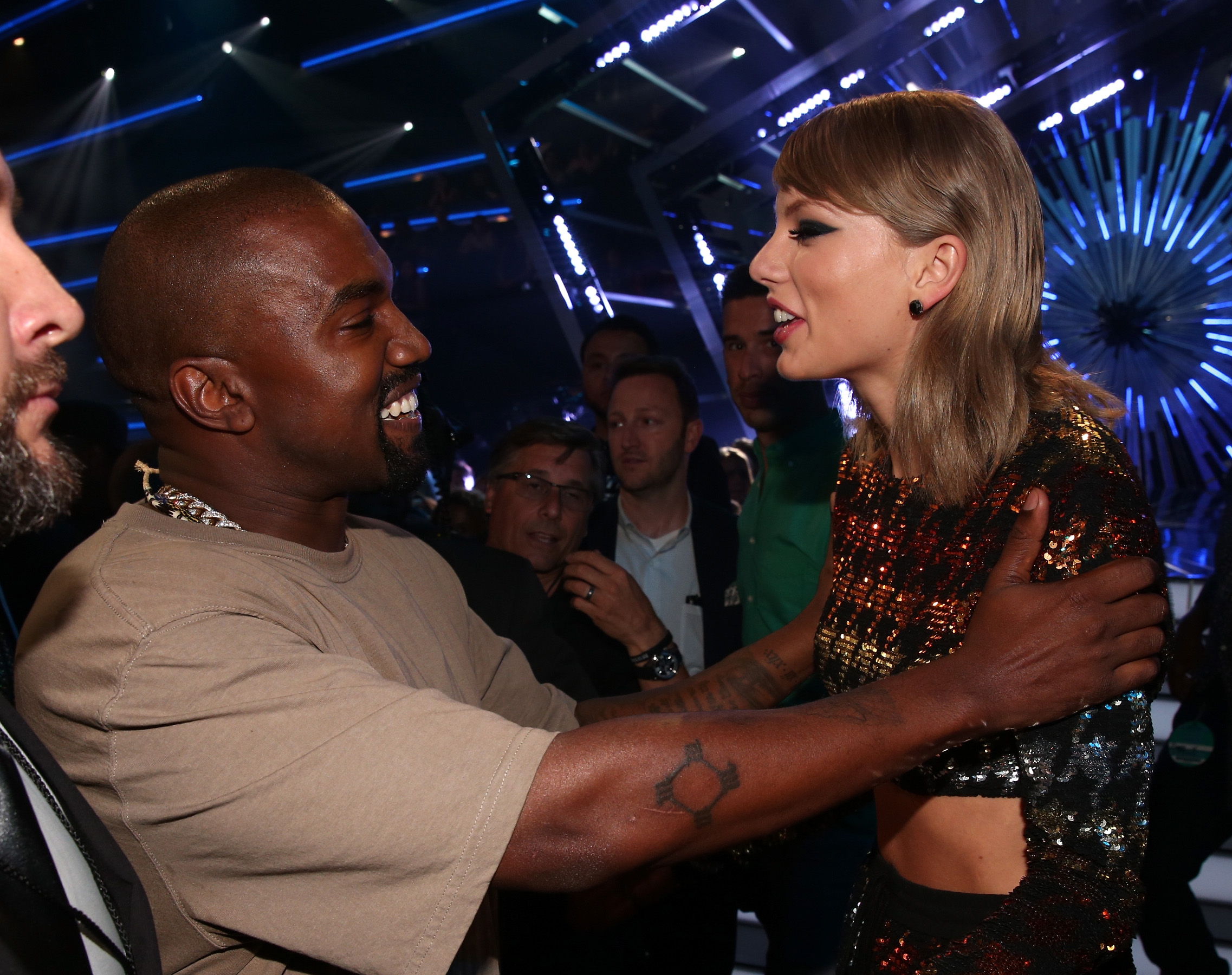 Taylor Swift parle à Kanye West.