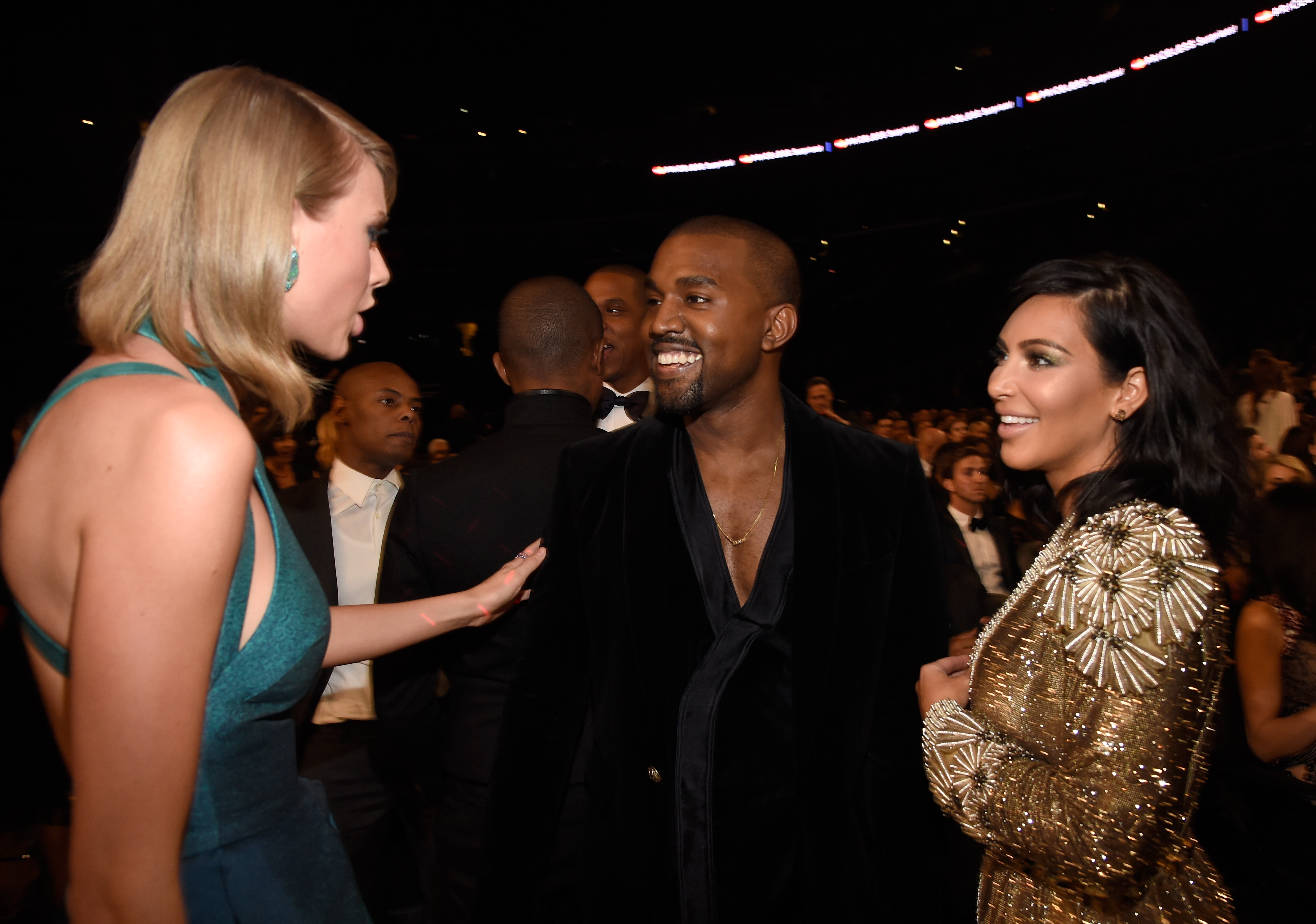 Taylor Swift discute avec Kanye West et Kim Kardashian.