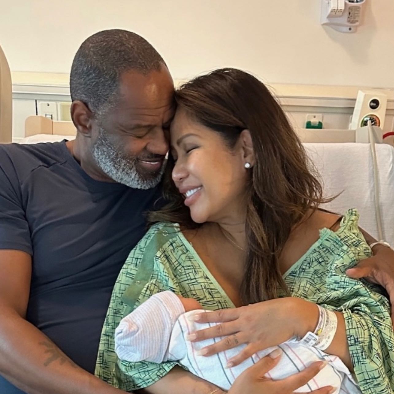 Leilani Mendoza et Brian McKnight à l'hôpital avec leur fils nouveau-né.