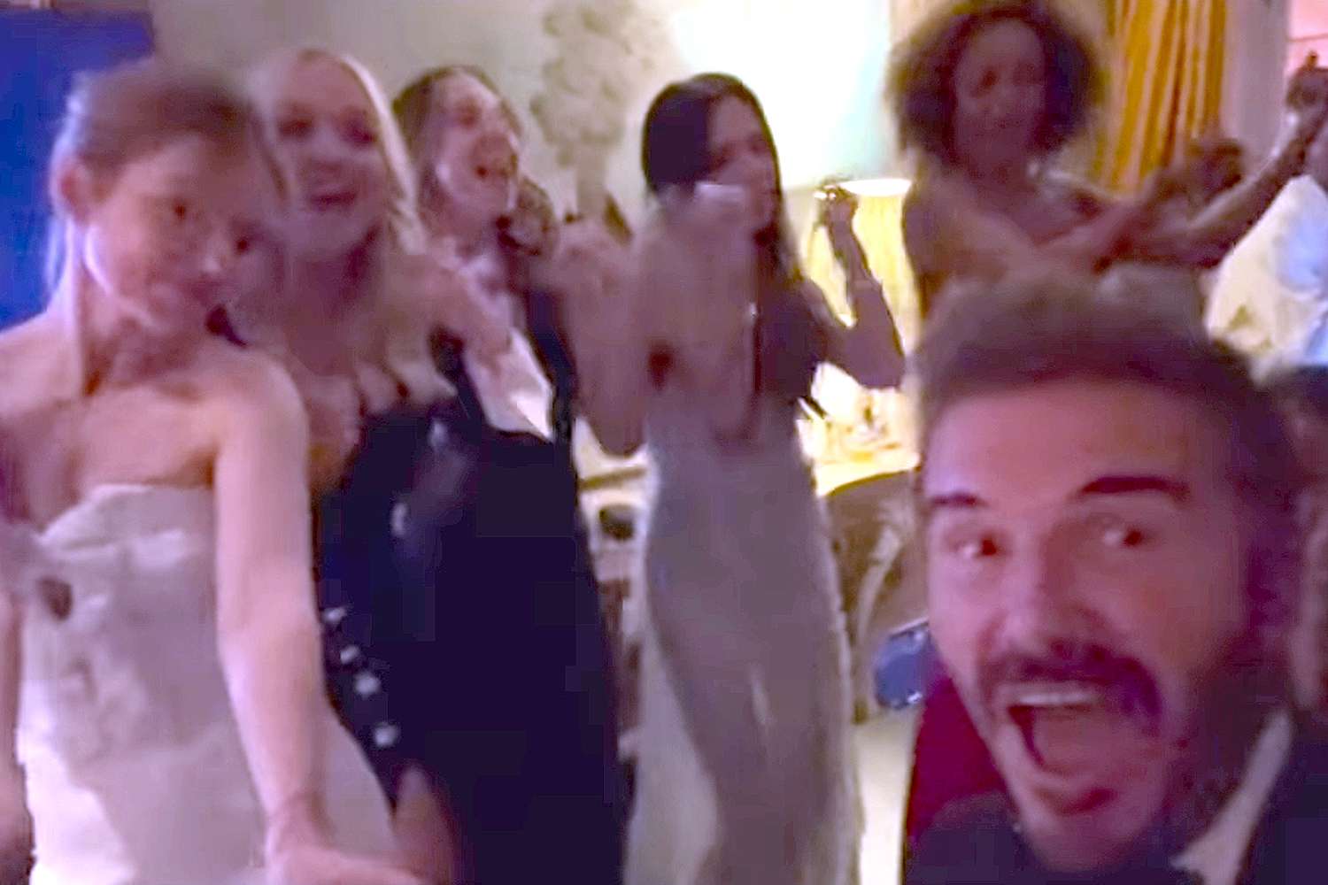 Les Spice Girls se réunissent pour interpréter la danse « Stop » à la fête du 50e anniversaire de Victoria Beckham
