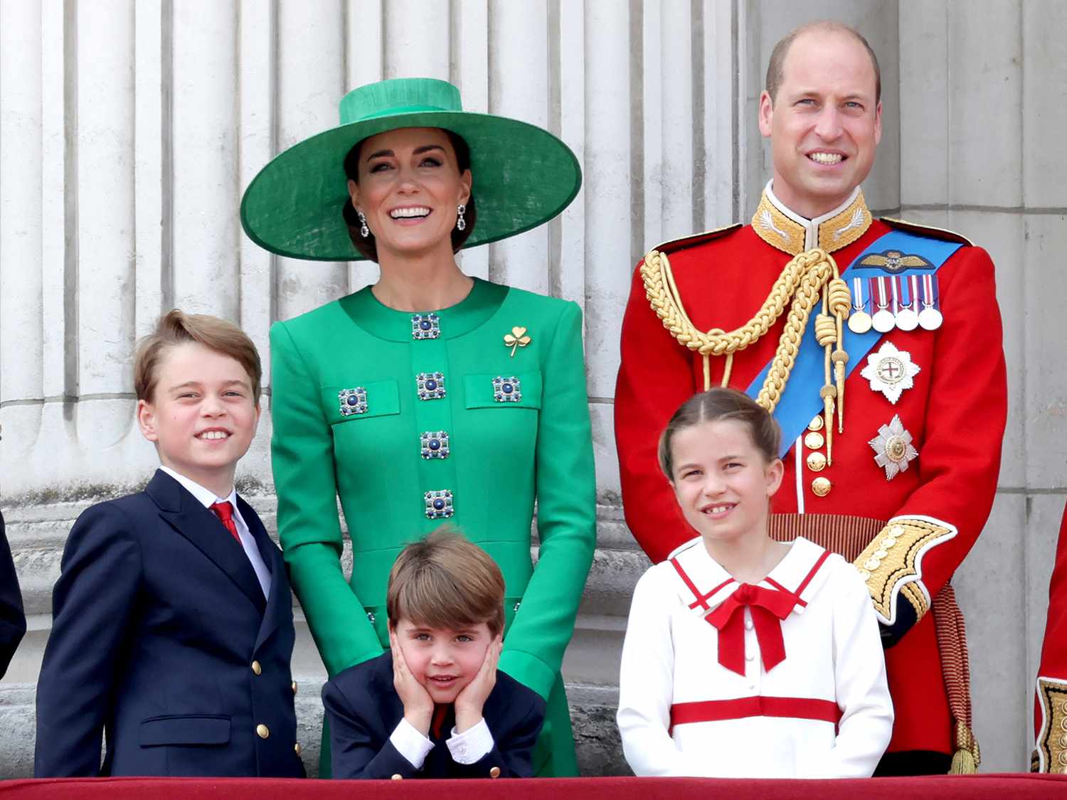 Le prince William, Catherine, princesse de Galles, la princesse Charlotte de Galles et le prince George de Galles sur le balcon du palais de Buckingham lors de Trooping the Color le 17 juin 2023 à Londres, en Angleterre.