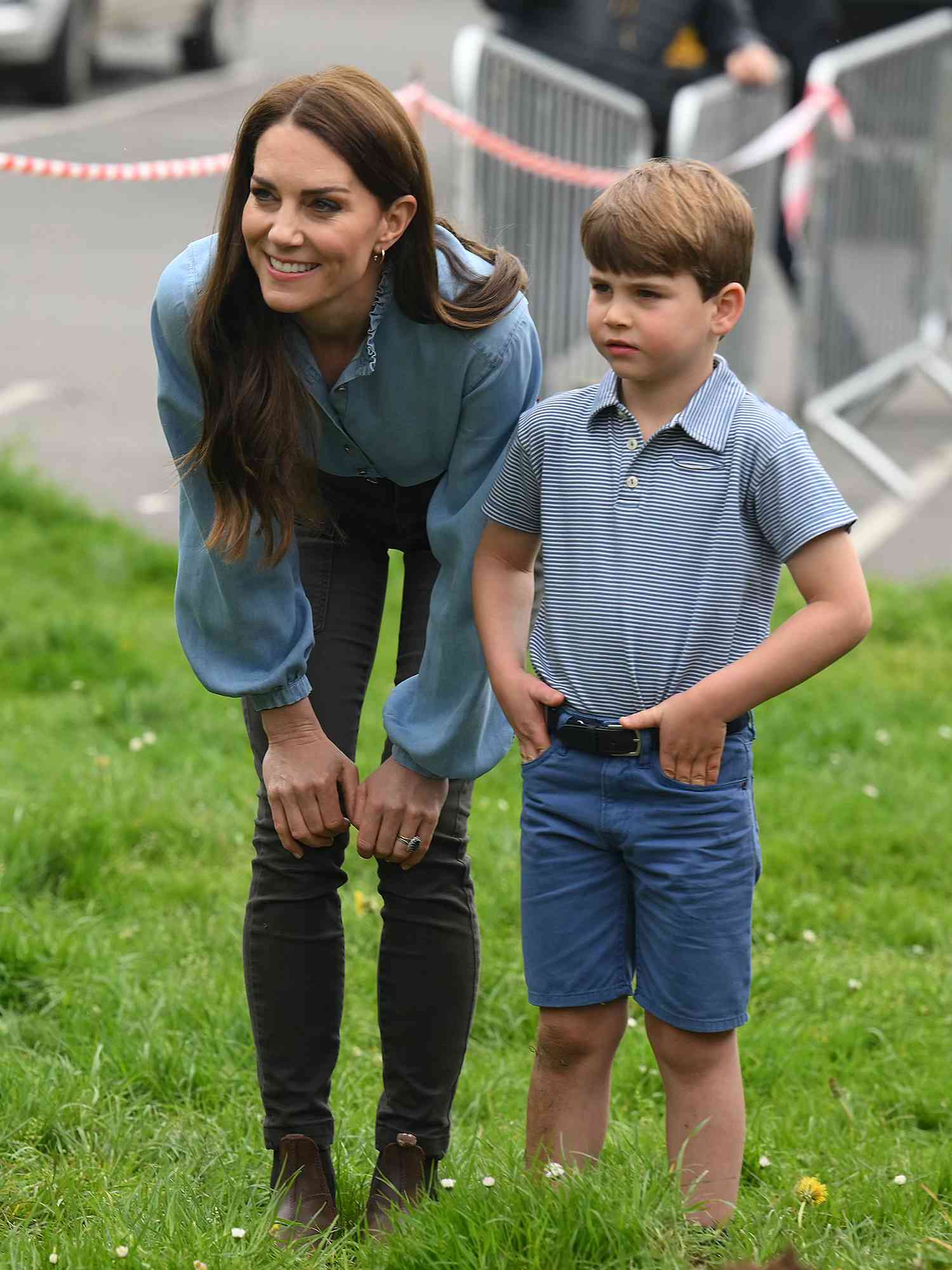 Le prince Louis de Galles aide sa mère, Catherine, princesse de Galles, à participer au Big Help Out
