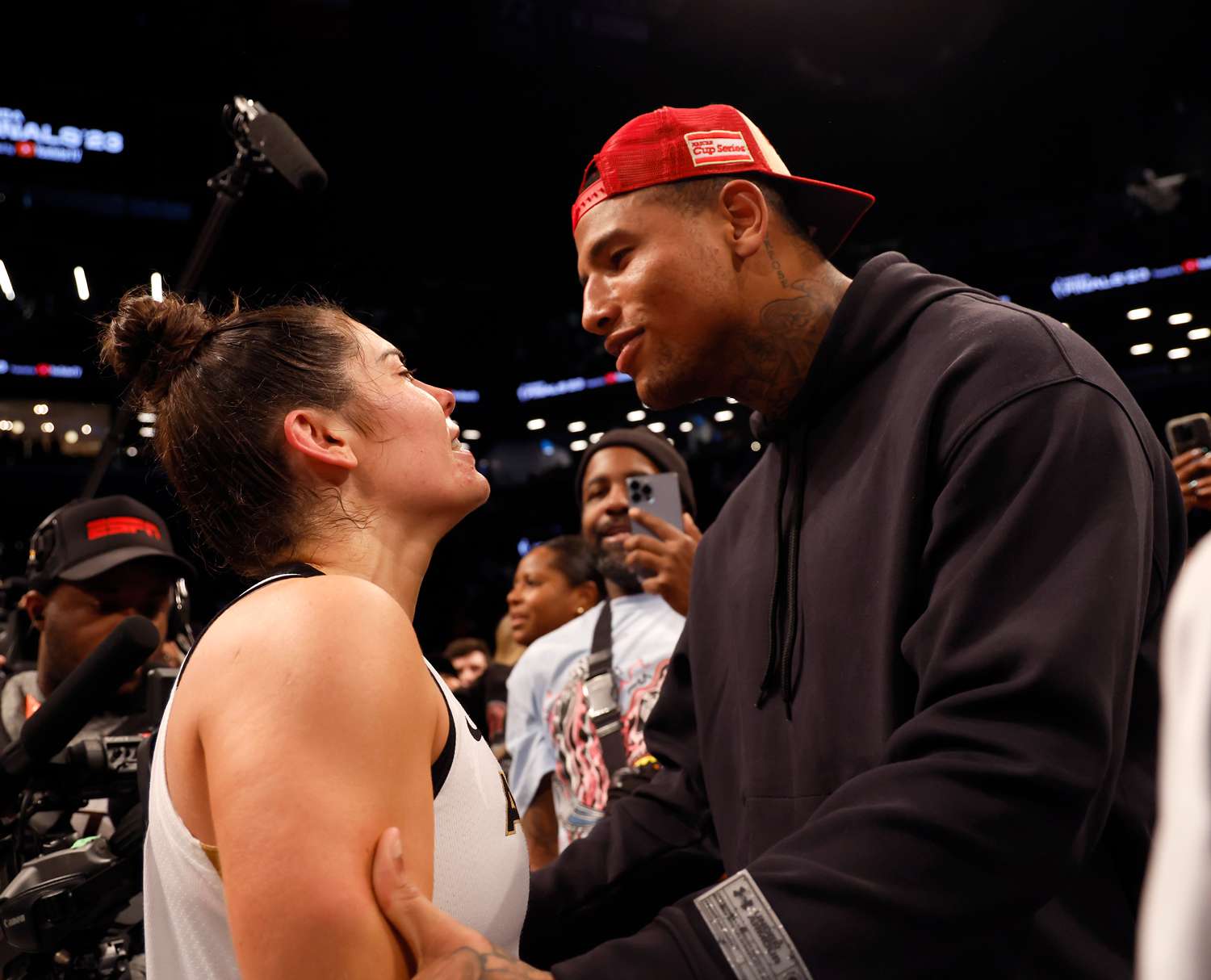 Kelsey Plum #10 des Las Vegas Aces réagit avec son mari Darren Waller après avoir battu le New York Liberty lors du quatrième match de la finale WNBA 2023 au Barclays Center le 18 octobre 2023 à New York.