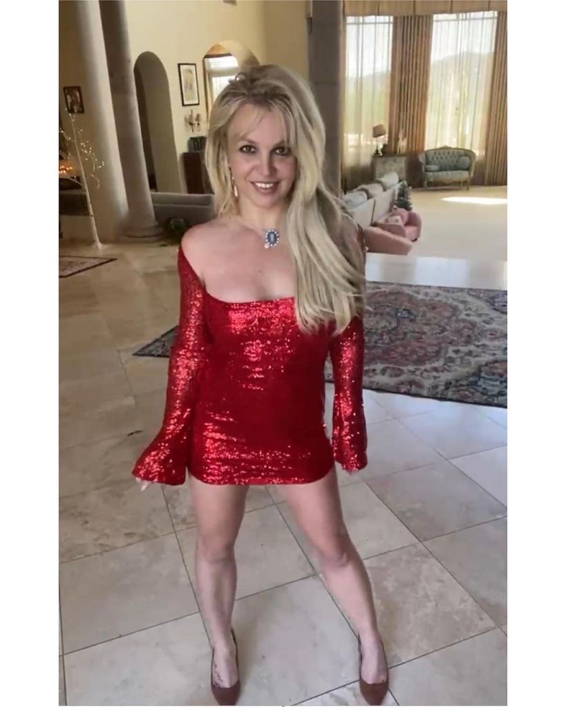 Britney Spears posant dans une robe rouge