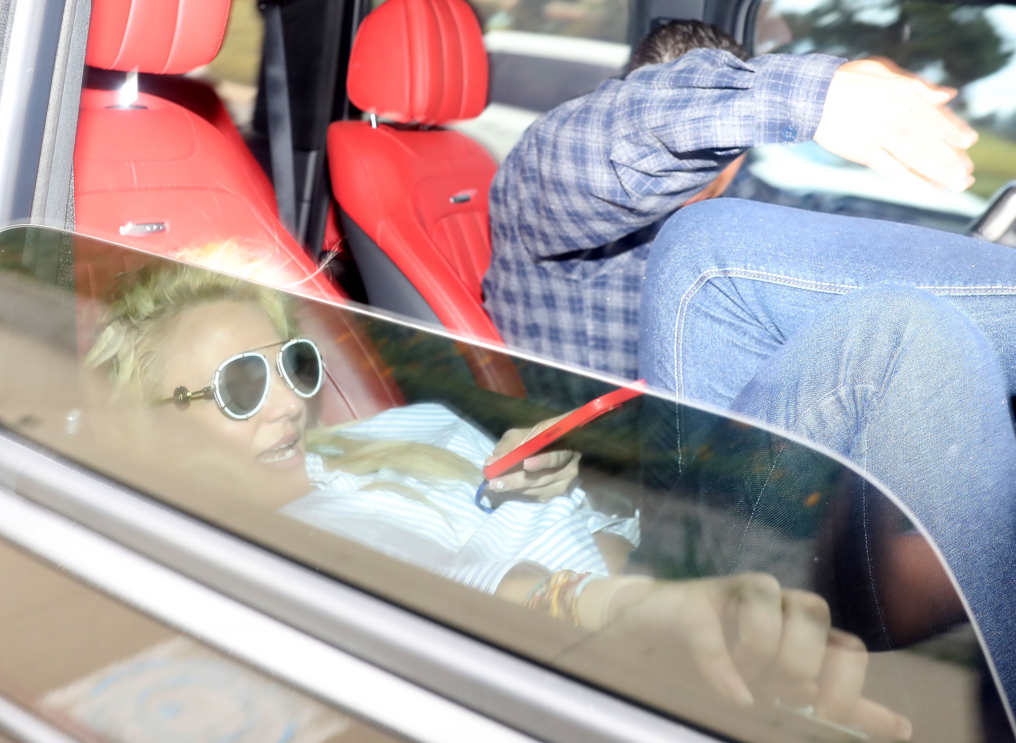 Britney Spears et Richard Soliz assis dans une voiture