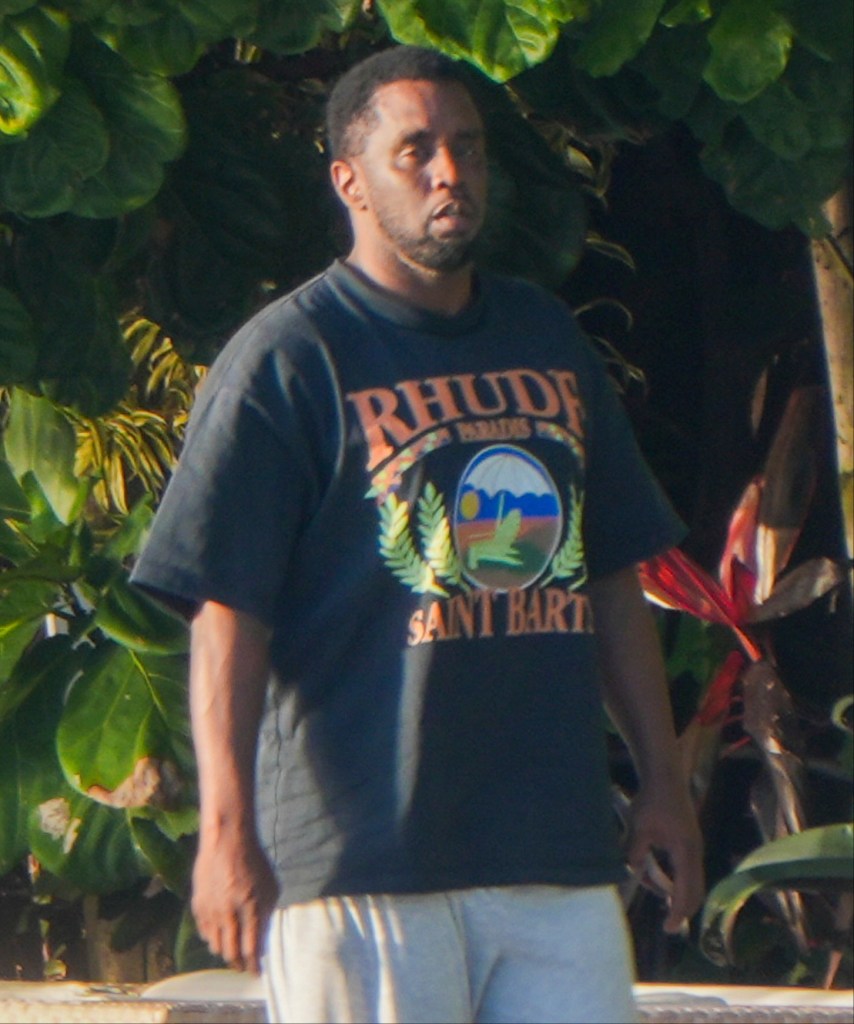 Sean « Diddy » Combs marchant devant son domicile après le raid.