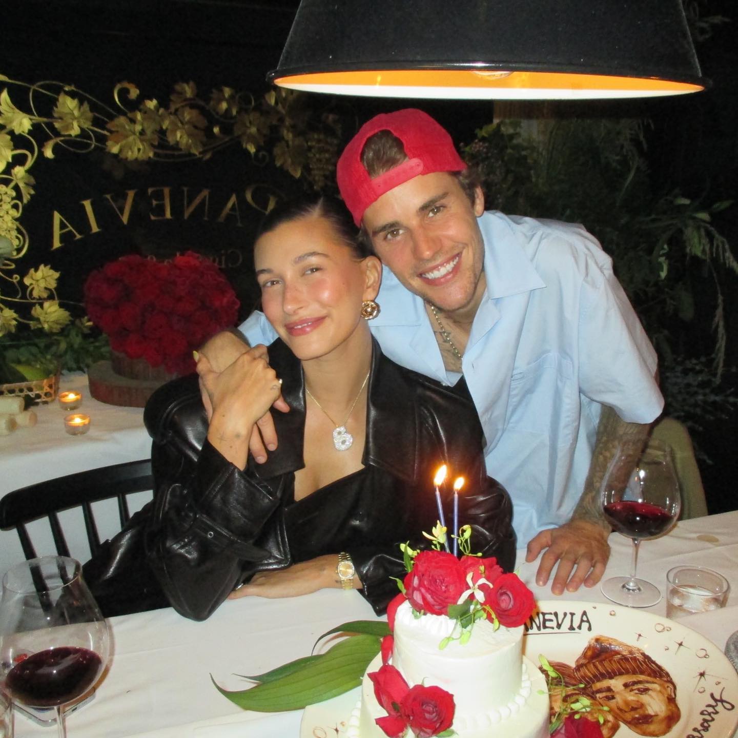 Hailey Bieber et Justin Bieber assis ensemble 