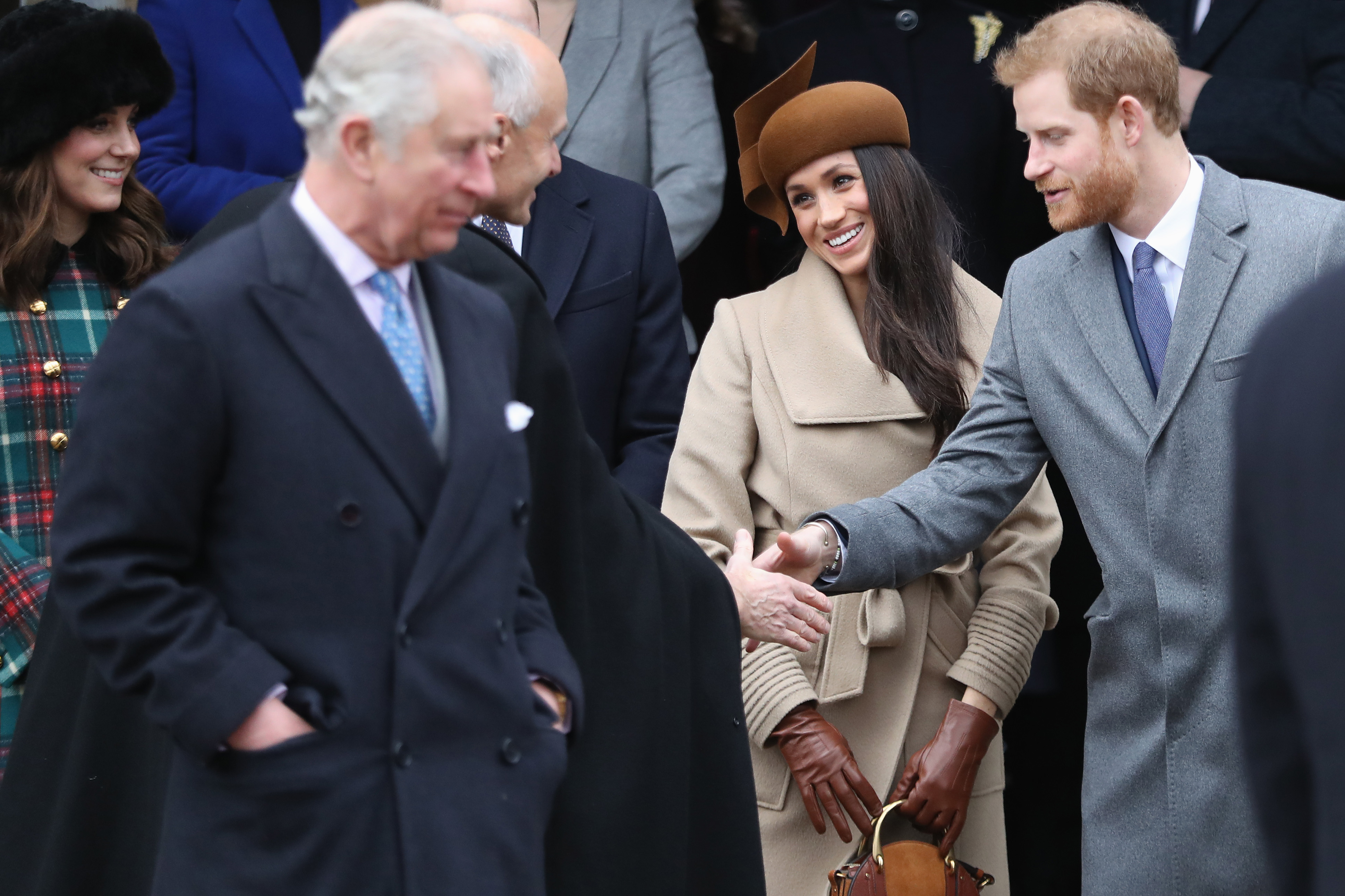 Le roi Charles, Meghan Markle et le prince Harry debout