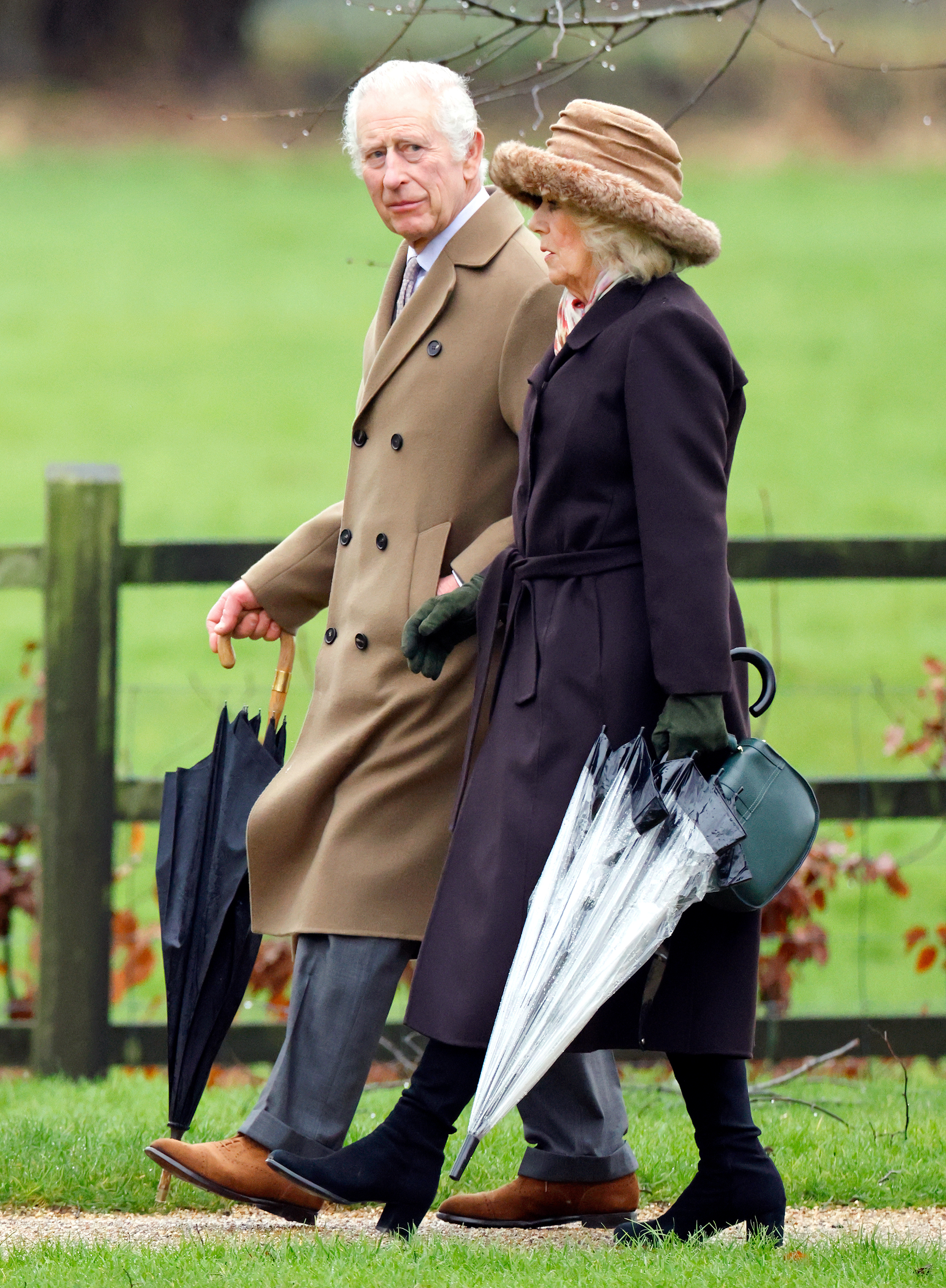Le roi Charles et la reine Camilla debout