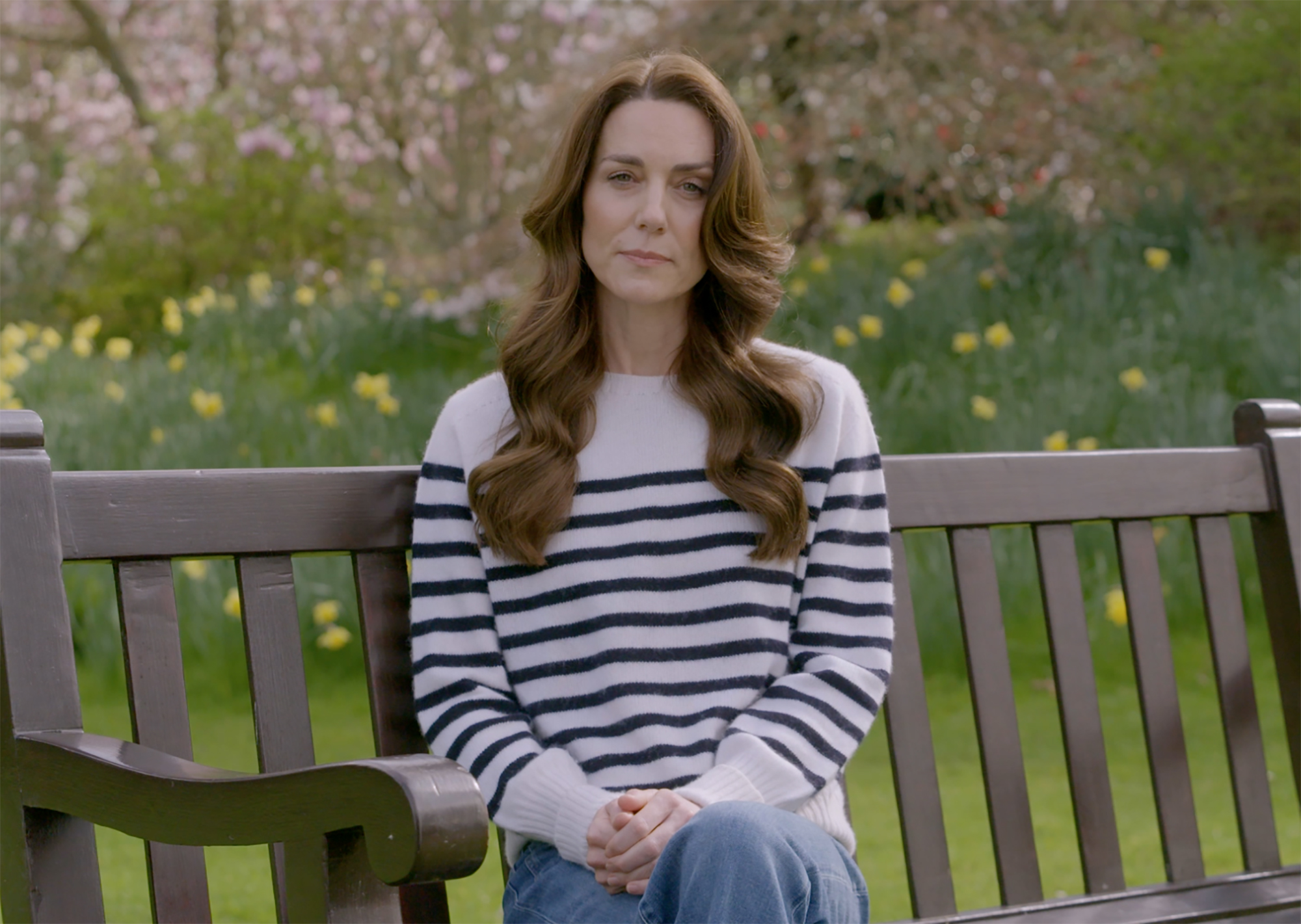 Kate Middleton assise sur un banc